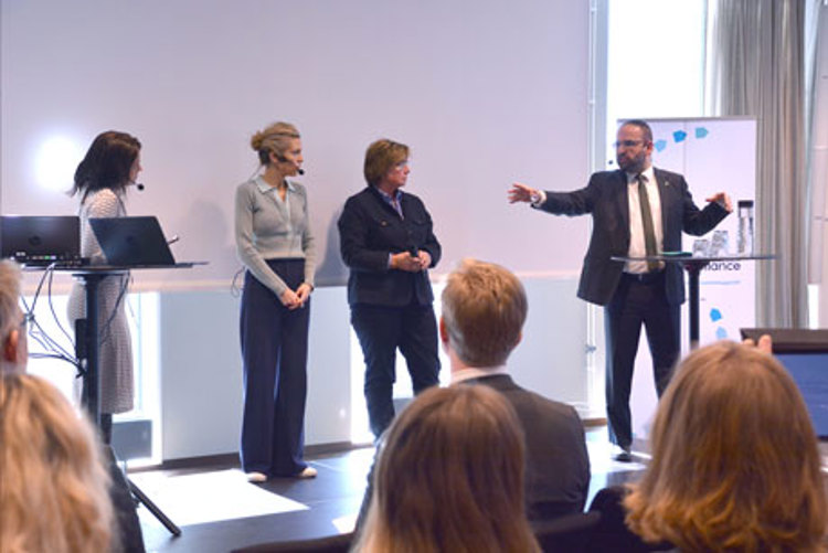 Paneldiskussion med Anna Felländer, Ulrika Francke och Mehmet Kaplan.