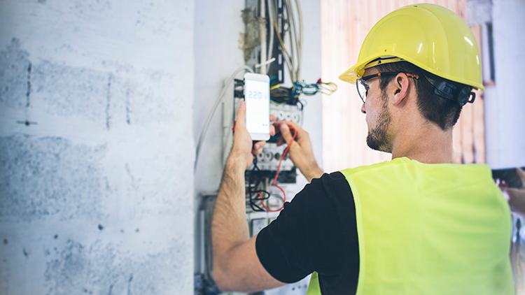 Man installerar