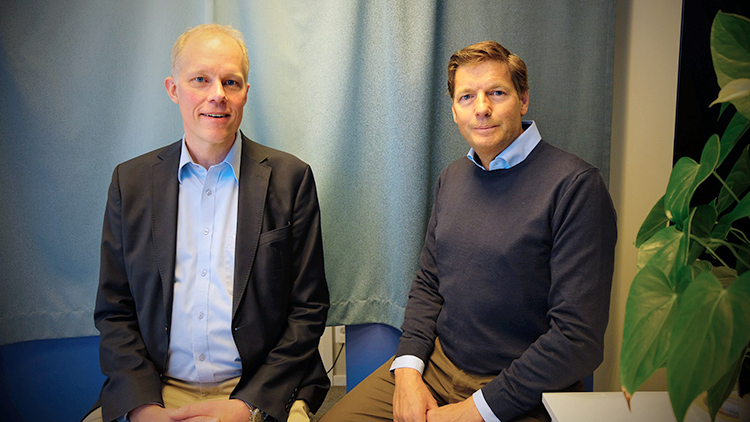 Foto av Claes Magnusson och Svante Hagman i studio under webbsändning.