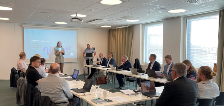 Konferensrum med 15 deltagare som sitter vid bord